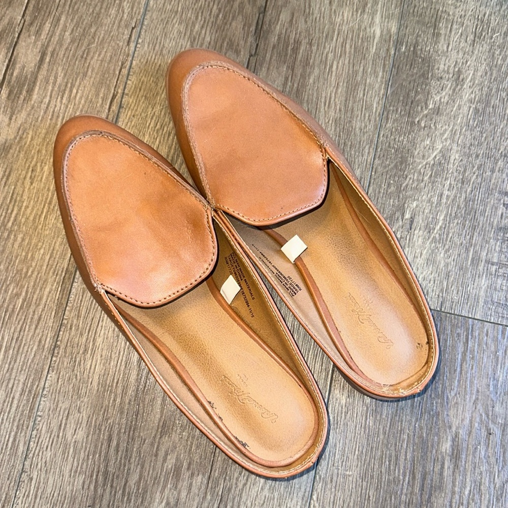 Universal Thread Tan Almond Toe Mules Slide Flats Size 5.5